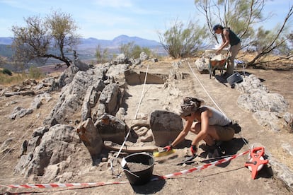 Dos especialistas trabajando en la excavación del cuarto dolmen de Antequera.
