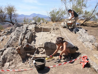 Dos especialistas trabajando en la excavación del cuarto dolmen de Antequera.