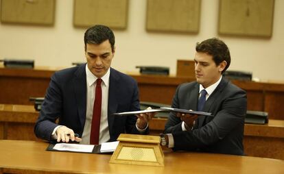 Pedro S&aacute;nchez y Albert Rivera en la firma del pacto de investidura y legislatura tras las elecciones del 20-D.