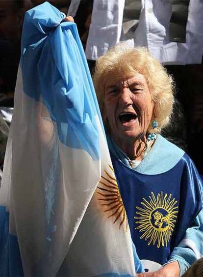 Una mujer durante la manifestación de maestros de Argentina, en el centro de la ciudad de Buenos Aires hoy, 9 de abril de 2007