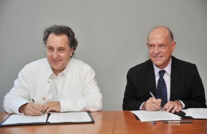 Josep Pons, a la izquierda, firma con eld irector musical del Teatro del Liceo, Joan Francesc Marco, el contrato que le convierte en director musical del coliseo lírico barcelonés.