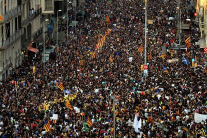 Miles de personas se manifiestan en la Plaza de la Universidad de la capital catalana.
