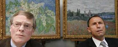 Lukas Gloor, director de la Colección Bührle, a la izquierda, y el portavoz de la policía, con las obras recuperadas.