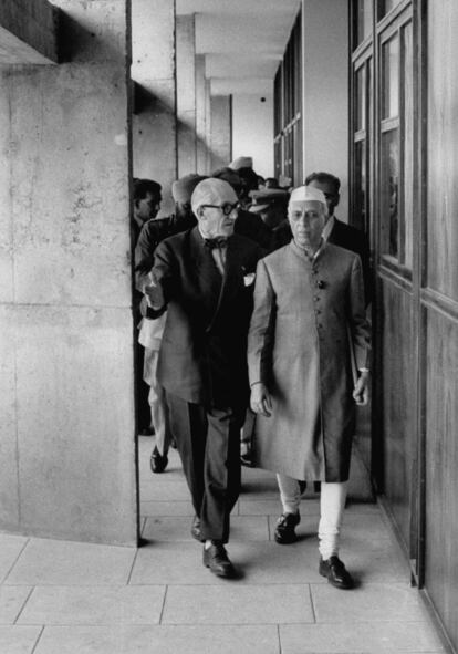 Le Corbusier inspecciona con el entonces primer ministro de la India, Jawaharlal Nehru, el edificio de la Secretaría de Estado en Chandigarh. |