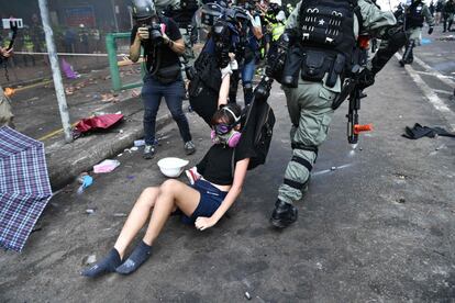 Agentes antidistúrbios arrastam uma manifestante detida enquanto tentava escapar do cerco policial ao campus da Politécnica.