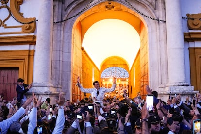 David de Miranda, a hombros por la Puerta del Príncipe el pasado 10 de mayo.
