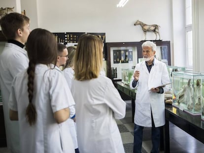 Un grupo de estudiantes durante una clase de atonomía. 