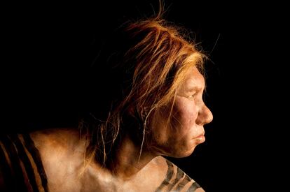 Recreación de una mujer neandertal por los artistas holandeses  Andrie y Alfons Kennis. 