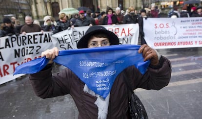 Una protesta en San Sebastián a favor de la investigación de casos de bebés robados.