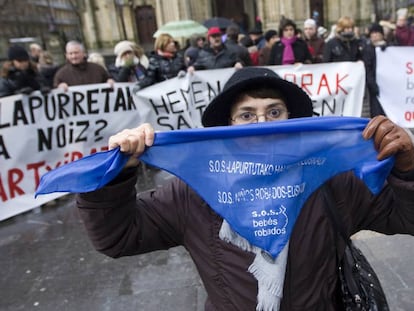 Una protesta en San Sebastián a favor de la investigación de casos de bebés robados.