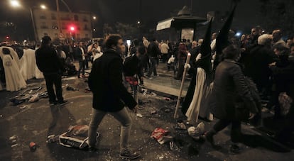 Tres de los detenidos que gritaban y daban golpes son delincuentes comunes con antecedentes, uno de ellos hasta con 36 detenciones. En la imagen, nazarenos de La Esperanza de Triana ante el descontrol tras sufrir una estampida.