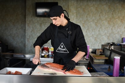 Luca, de 19 años, acaba de viajar desde Italia a Madrid específicamente para hacer el curso de Gakko Japo. En esta segunda clase está aprendiendo a limpiar y cortar el salmón. A su lado tiene una pinza para extraerle las espinas una a una.