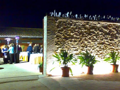 Entrada y terraza de la Alquería del Brosquil.