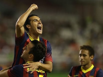 Pedro celebra con Cesc uno de sus tres goles.