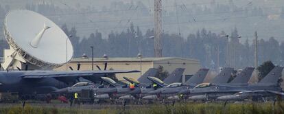 Personal de tierra trabaja en seis F-16 daneses en la base de la OTAN en Sigonella