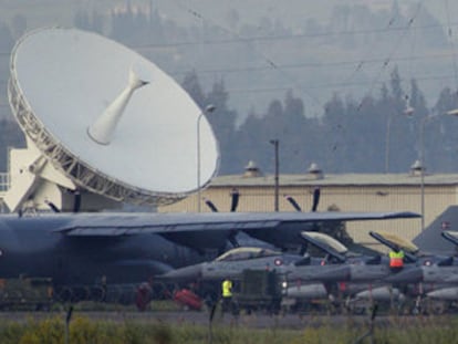 Personal de tierra trabaja en seis F-16 daneses en la base de la OTAN en Sigonella