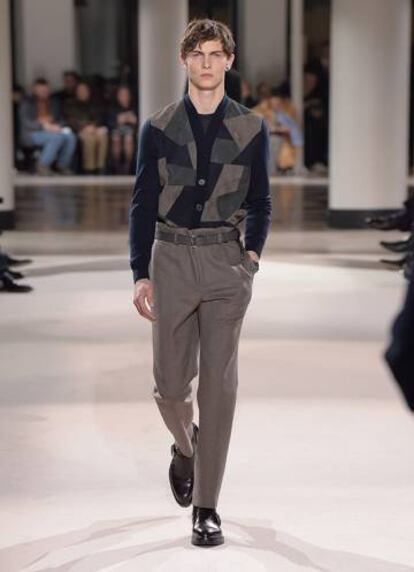 Una rebeca de 'patchwork' de piel con pantalón amplio y atado a lo Oliver Twist. Es la idea de lujo sosegado para el invierno 2017 de Hermès.