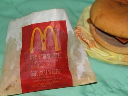 Este es el aspecto que tiene hoy una hamburguesa servida en un McDonald's de Ontario (Canadá) hace seis años.