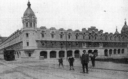 La Alhóndiga, de estilo modernista, fue edificada a principios de siglo XX en el Ensanche de Bilbao.