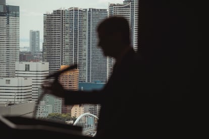 Salvador Illa, este lunes, haciendo unas declaraciones en el edificio del Gobierno metropolitano de Tokio.