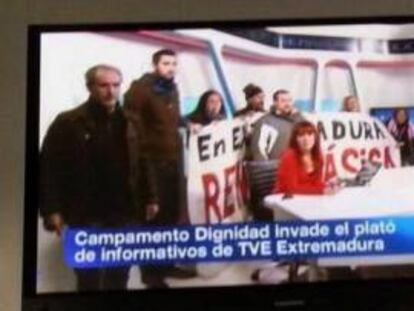 Miembros del Campamento interrumpen el informativo regional de RTVE, en 2014.