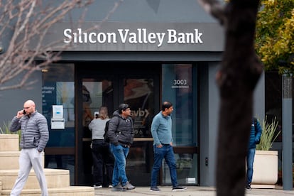 Empleados fuera de la sede cerrada de Silicon Valley Bank, el 10 de marzo, en Santa Clara, California.