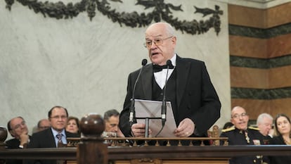Federico Corriente lee su discurso de ingreso en la RAE en 2018.