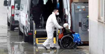 Trabajadores de la residencia privada que será dirigada por funcionarios públicos. 