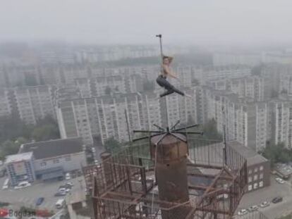 Una bailarina rusa ha protagonizado un ejercicio en la cima de un edificio de 16 plantas y bajo difíciles condiciones climáticas