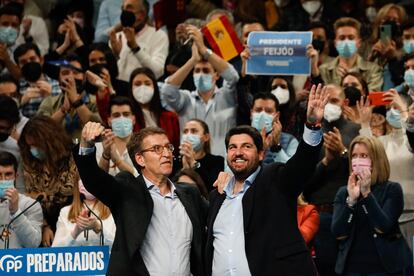 Alberto Núñez Feijóo, junto al presidente de Murcia, Fernando López Miras.