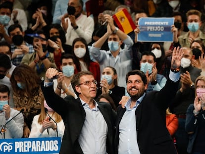 Alberto Núñez Feijóo, junto al presidente de Murcia, Fernando López Miras.