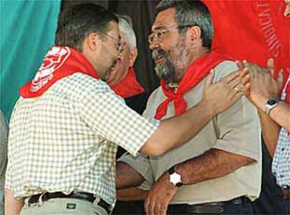 José Blanco, dirigente del PSOE, saluda al líder de UGT, Cándido Méndez, en la fiesta minera de Rodiezmo (León).