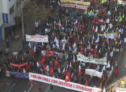 Trabajadores se manifiestan durante una jornada de protesta nacional convocada por la Central Unitaria de Trabajadores (CUT) en Santiago de Chile (Chile).