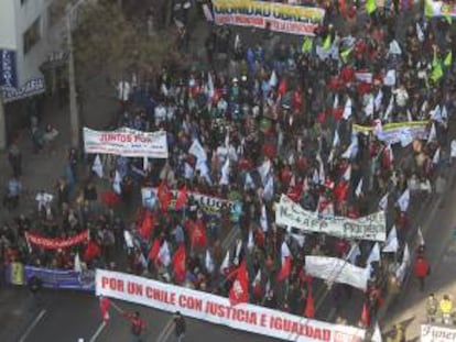 Trabajadores se manifiestan durante una jornada de protesta nacional convocada por la Central Unitaria de Trabajadores (CUT) en Santiago de Chile (Chile).