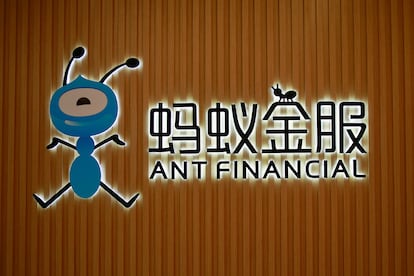 Cartel con el logotipo de Ant Financial en la sede de la empresa en Hangzhou (China).