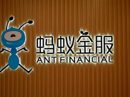 Cartel con el logotipo de Ant Financial en la sede de la empresa en Hangzhou (China).