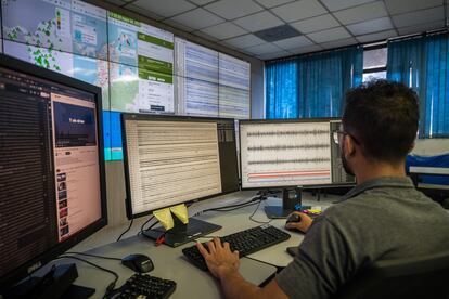 Sala de monitoreo de la red sísmica nacional en las instalaciones del SGC en Bogotá.