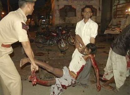 Un herido, rescatado tras los atentados en el centro de Jaipur.