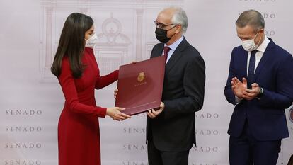 La reina Letizia entrega el galardón al periodista Antonio del Rey de los premios Luis Carandell, en el Senado en Madrid.