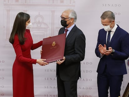 La reina Letizia entrega el galardón al periodista Antonio del Rey de los premios Luis Carandell, en el Senado en Madrid.