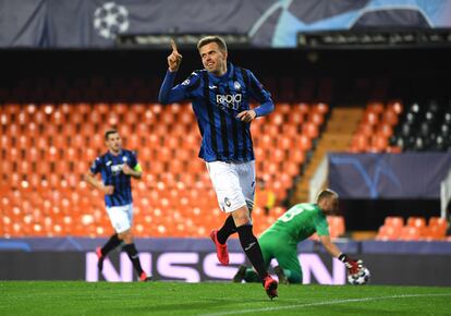 Ilicic celebra uno de sus cuatro goles en Mestalla.