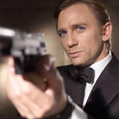 El actor Daniel Craig interpretando al agente secreto 007