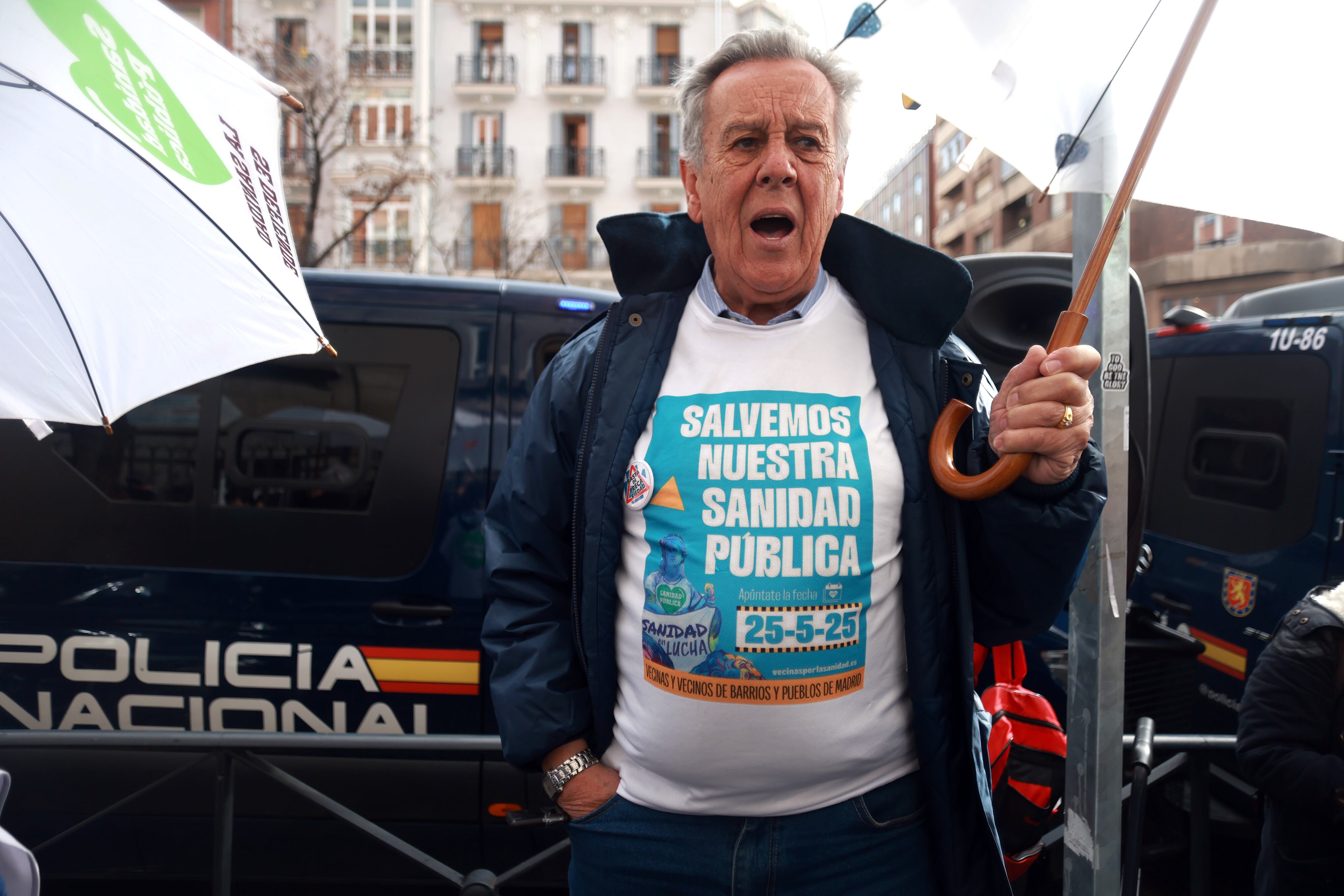 Un hombre protesta este martes frente al Hospital de la Princesa este martes