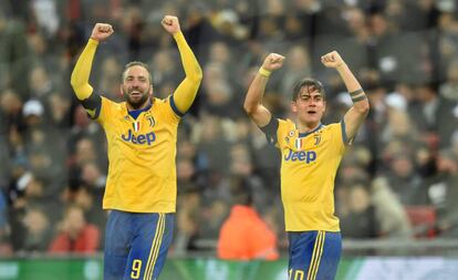 Higuain y Dybala celebran el segundo gol en Wembley.