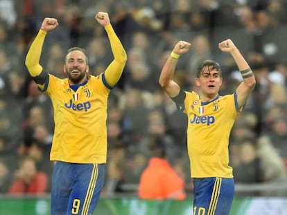 Higuain y Dybala celebran el segundo gol en Wembley.