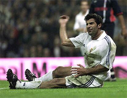 Figo se lamenta en el suelo durante el Real Madrid-Celta.