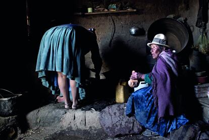 En el campo, las condiciones de vida son muy difíciles. "La tierra ya no da lo suficiente para alimentar a la familia y la falta de escuelas ha hecho que las madres, como Josefina Vitorio (de 67 años), hayan visto a sus hijos irse poco a poco a trabajar como mineros a Potosí".