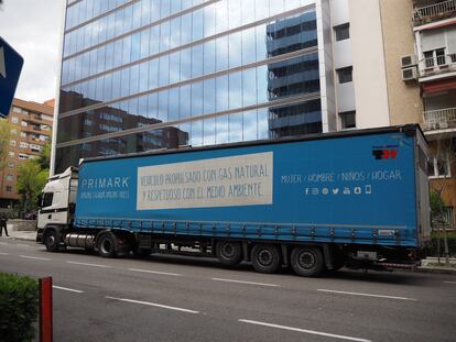 Uno de los camiones de Primark que realiza donaciones en España.