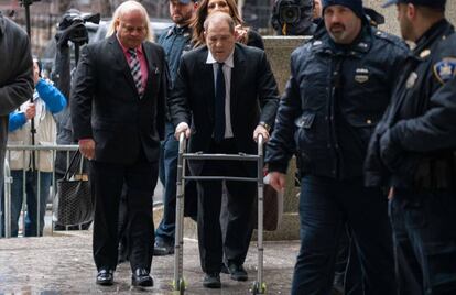 El productor Harvey Weinstein al llegar la corte penal en Manhattan