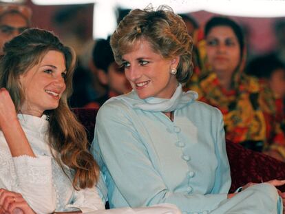 Jemima Khan junto a Diana de Gales en una visita a Lahore, Pakistán, en 1996.